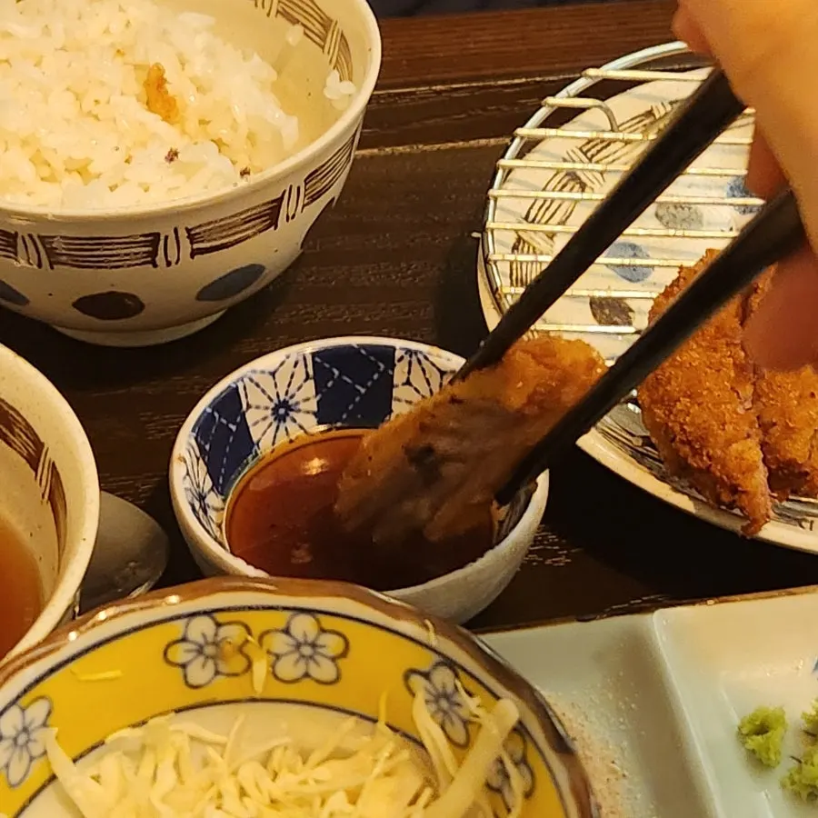 화로에서 겉면만 익힌 규카츠 조각