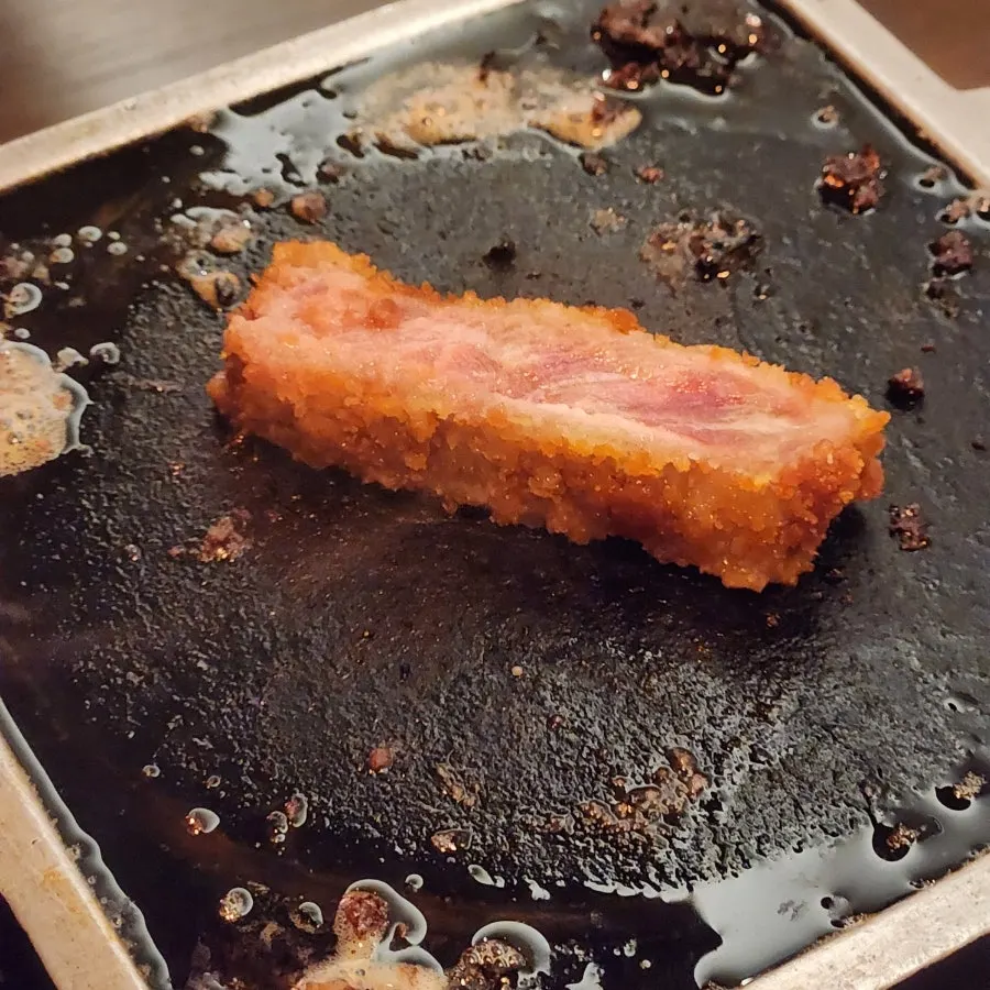 마블링이 보이는 채끝 규카츠 단면
