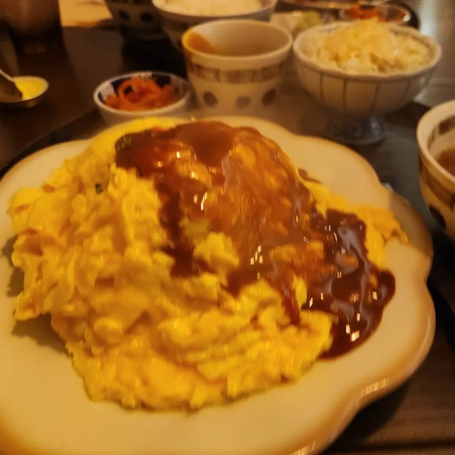 소스를 부은 함바그 오므라이스