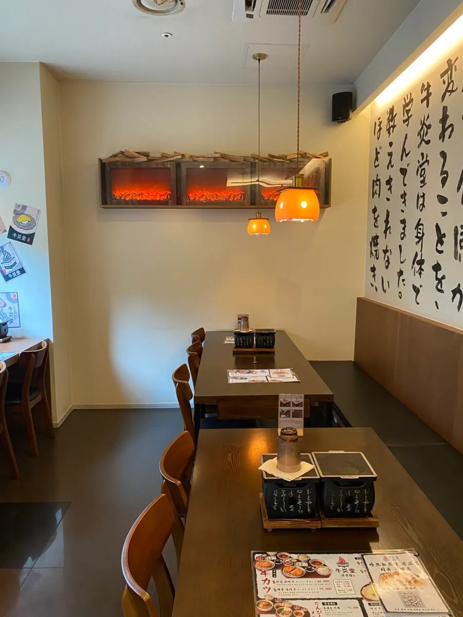 Comfortable 4-person table seating