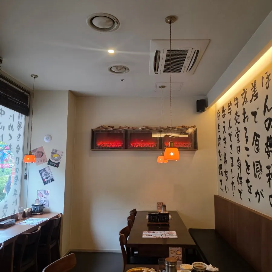 View of the neatly organized dining hall at Gyuen-dang Gwanggyo Branch