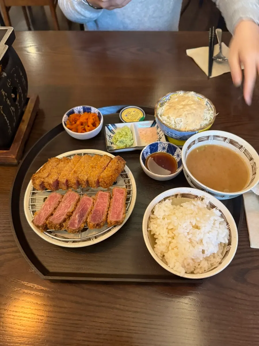 Table with the ordered gyukatsu and omurice