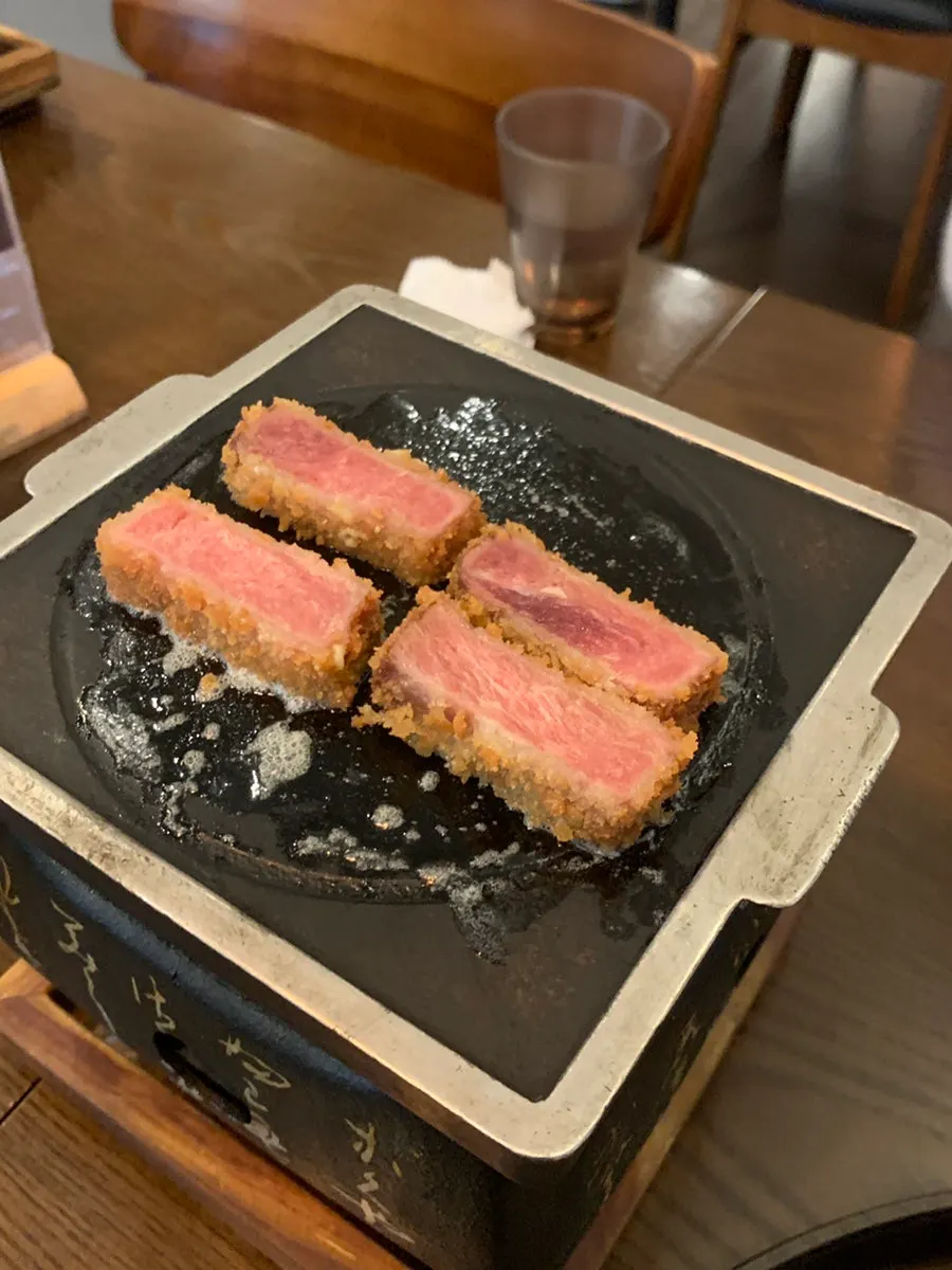 Grilling gyukatsu in butter on the mini stove