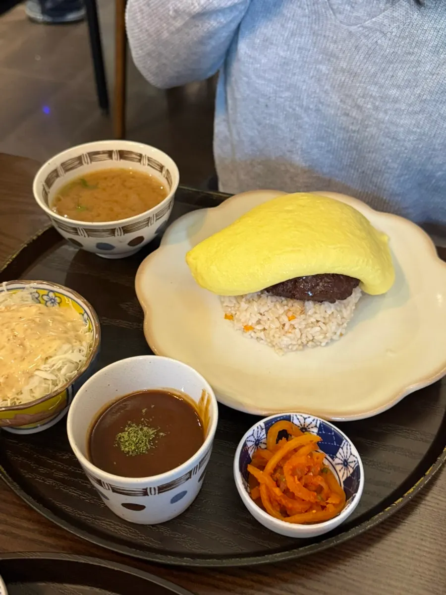 A plate of Gyuen-dang's hamburg omurice