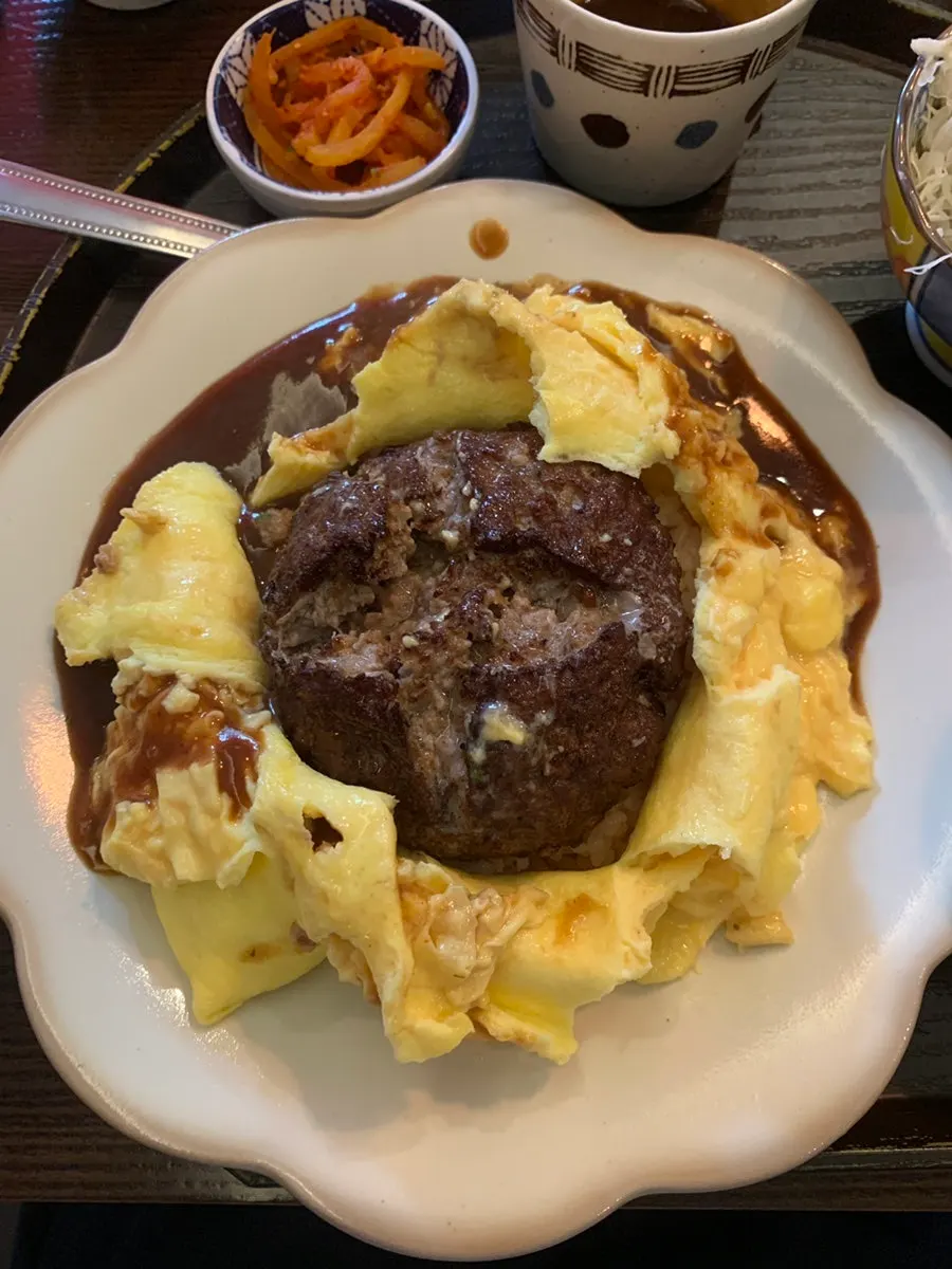 Cross-section of the omurice showing the thick hamburg steak
