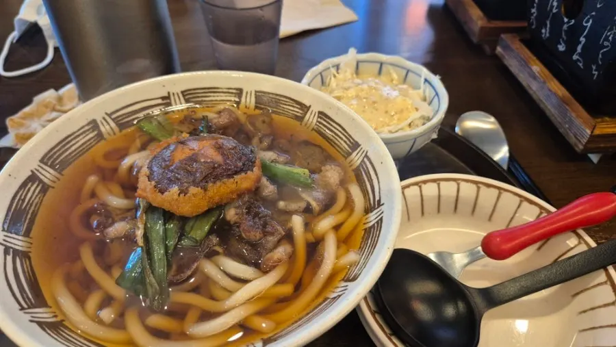 Atsuatsu udon topped with meat