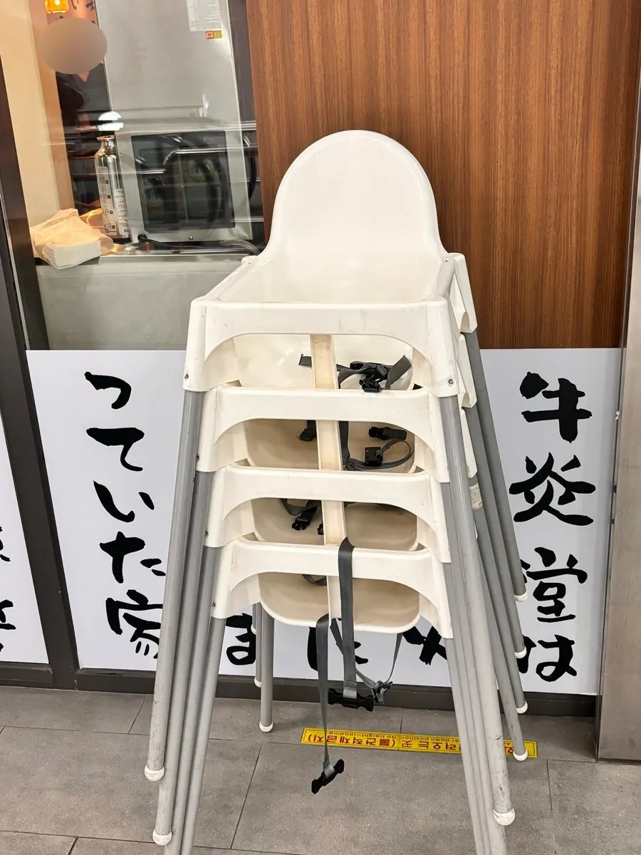 규엔당 매장 내부 대기석과 아기의자