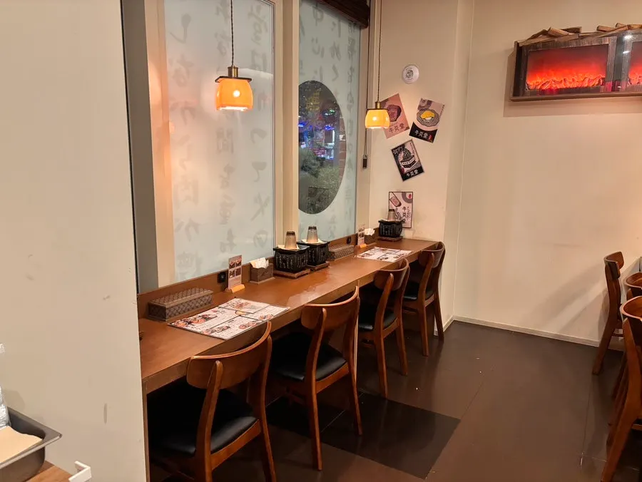 규엔당 창가 혼밥 및 커플석