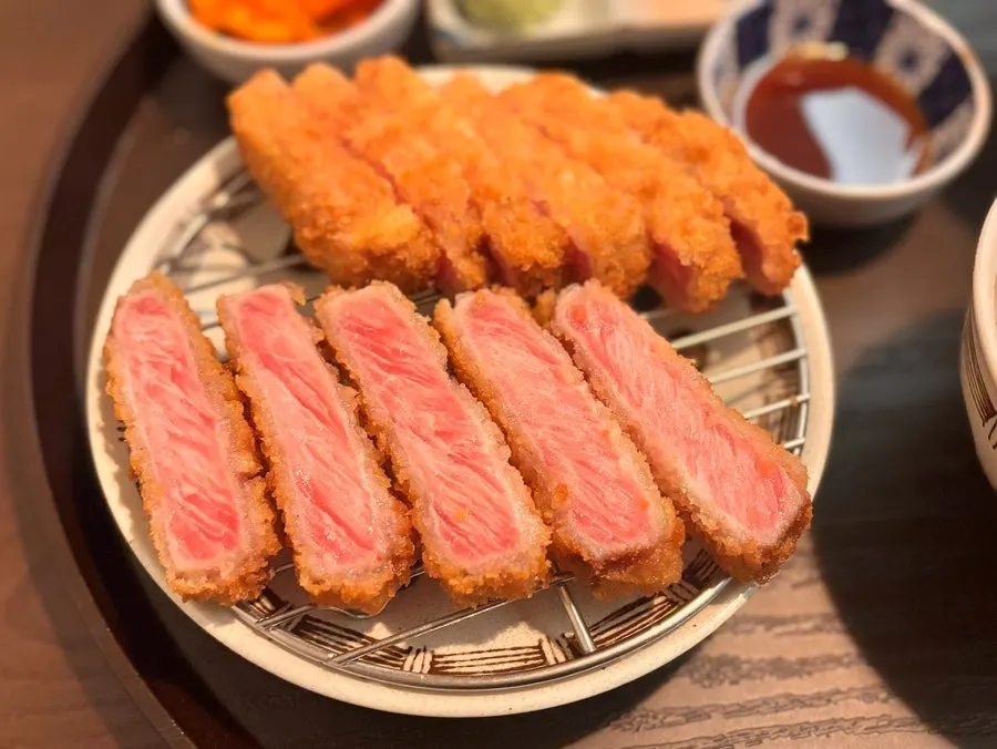 고기 결이 보이는 채끝 규카츠 단면