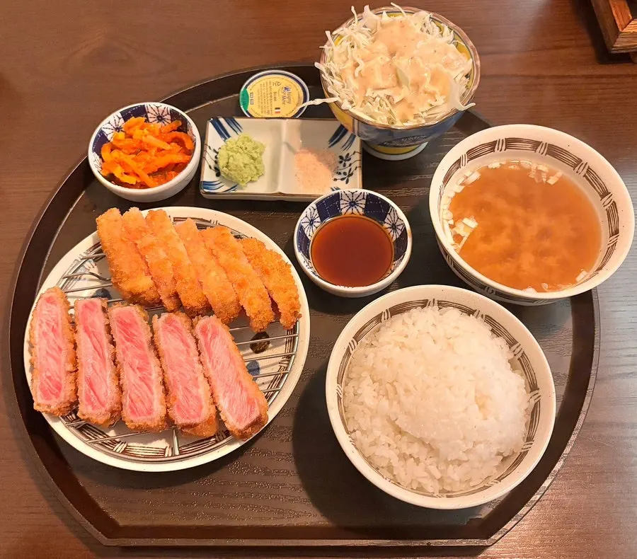 버터에 구워진 채끝 규카츠 한 조각