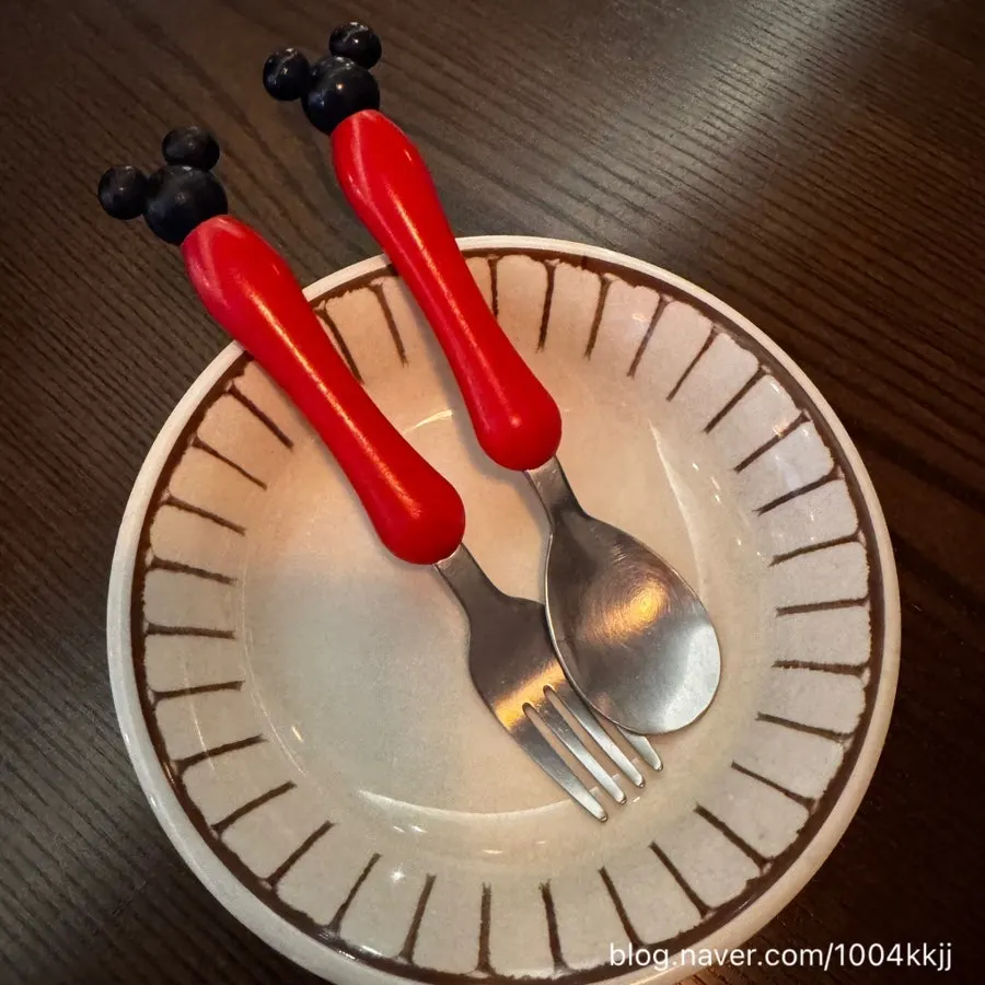 Gyuen-dang's baby chair and baby tableware