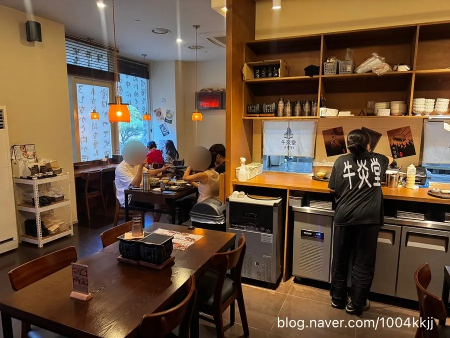 Couple seats and table seating at Gyuen-dang