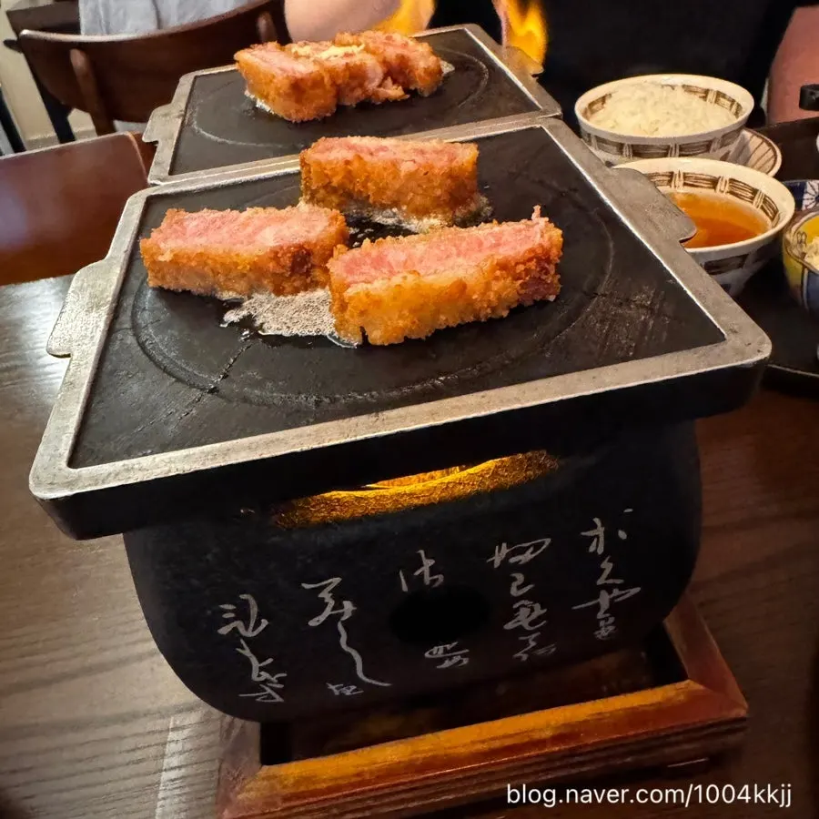 Close-up of the plate of gyukatsu being grilled
