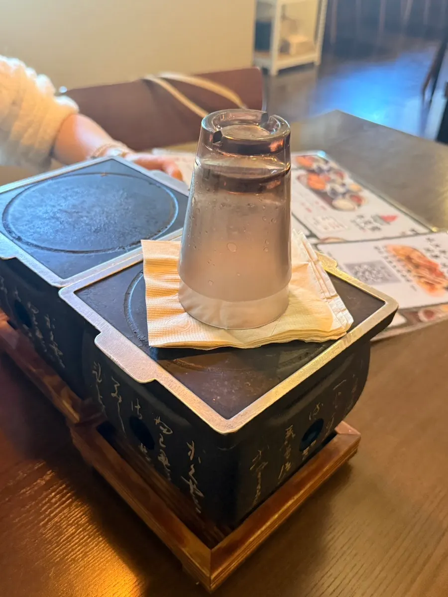 테이블이 넉넉하게 배치된 규엔당 내부