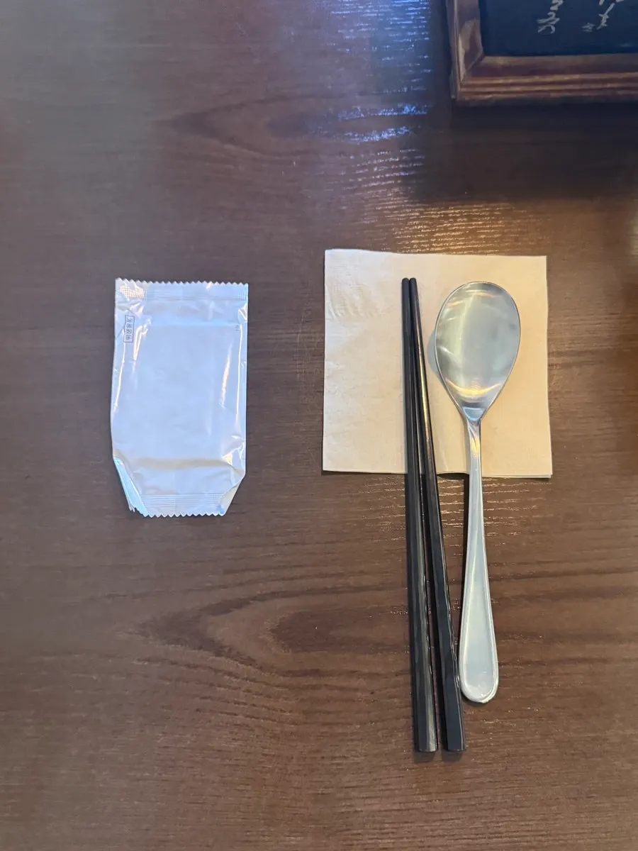 규카츠 불판이 놓인 규엔당 테이블 세팅