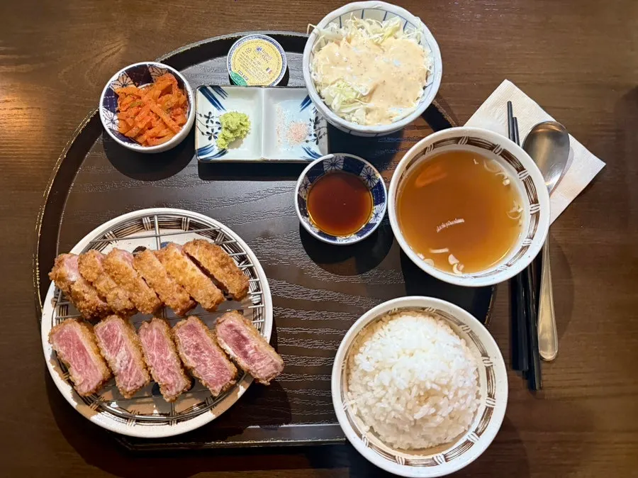 핑크빛 단면이 보이는 안심 규카츠 한 접시