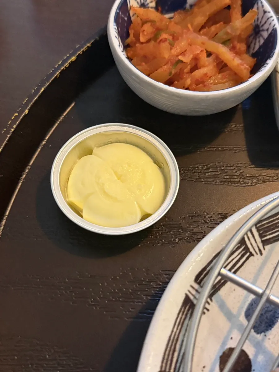 불판 위에 올린 버터와 규카츠