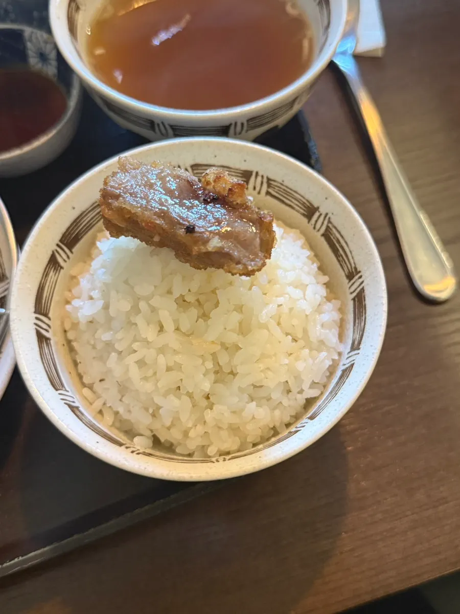 버터에 구워져 노릇해진 규카츠