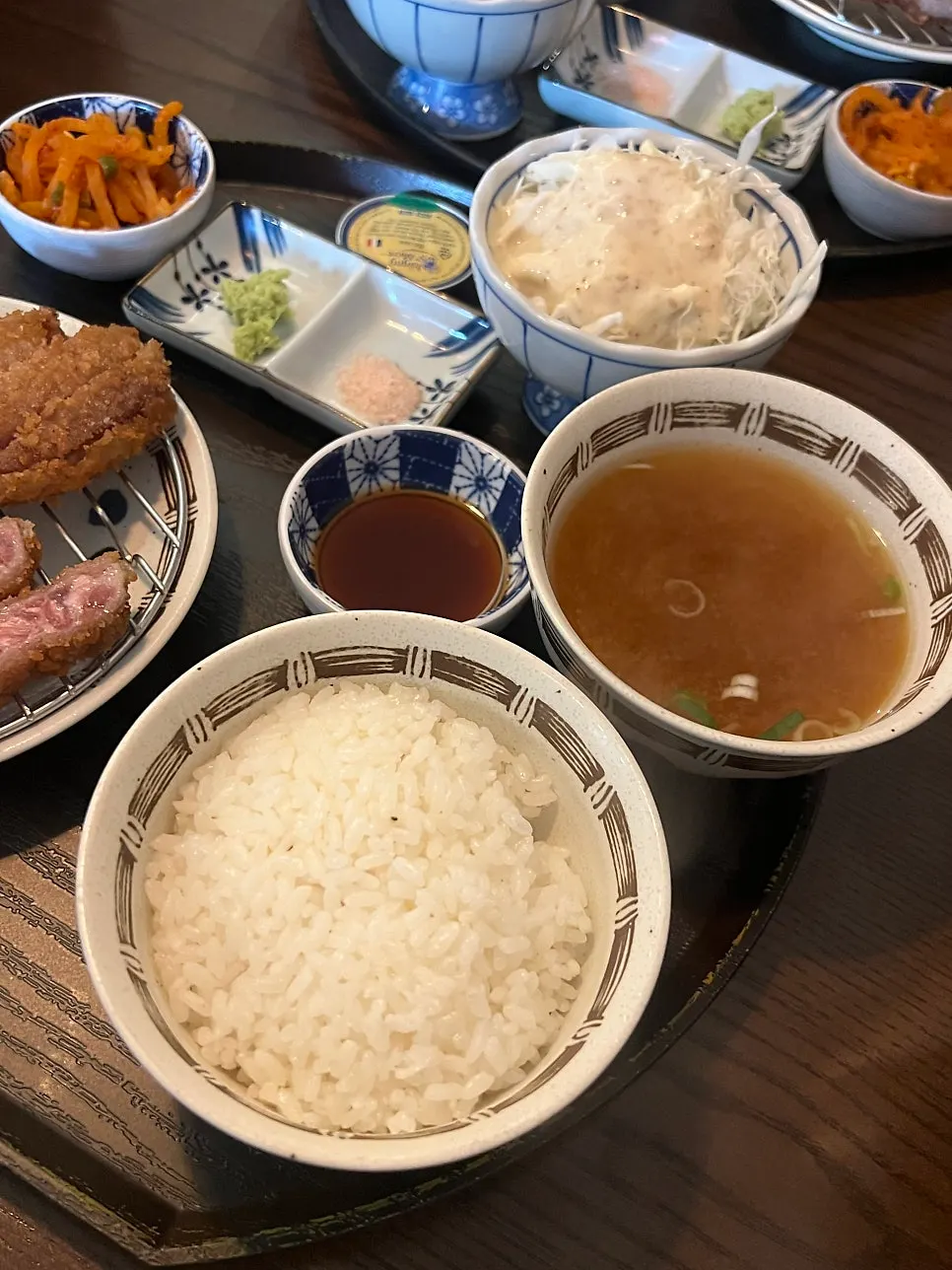 규카츠와 밥, 장국, 양배추 샐러드 구성