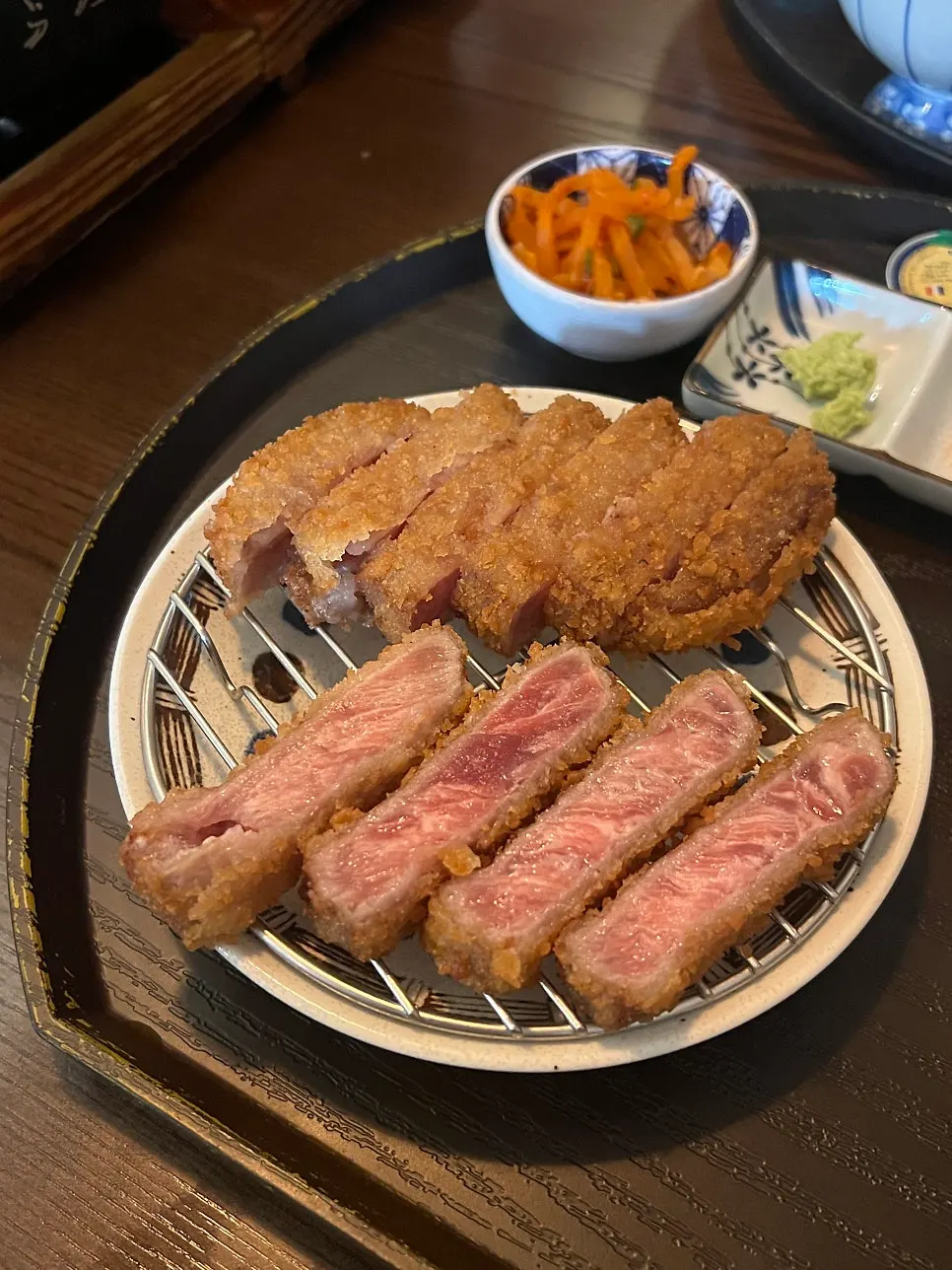 레어 상태의 채끝 규카츠 단면