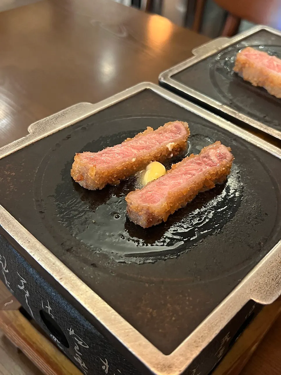 개인 화로에 올린 규카츠와 버터