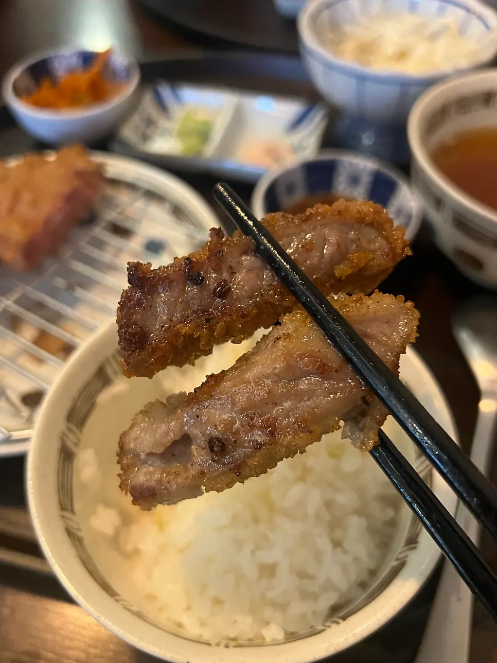 겉바속촉으로 구워진 규카츠 단면