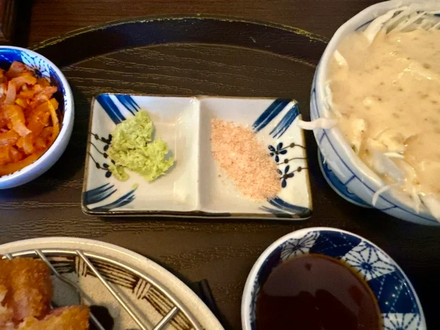 Sauce spread for gyukatsu including wasabi and salt