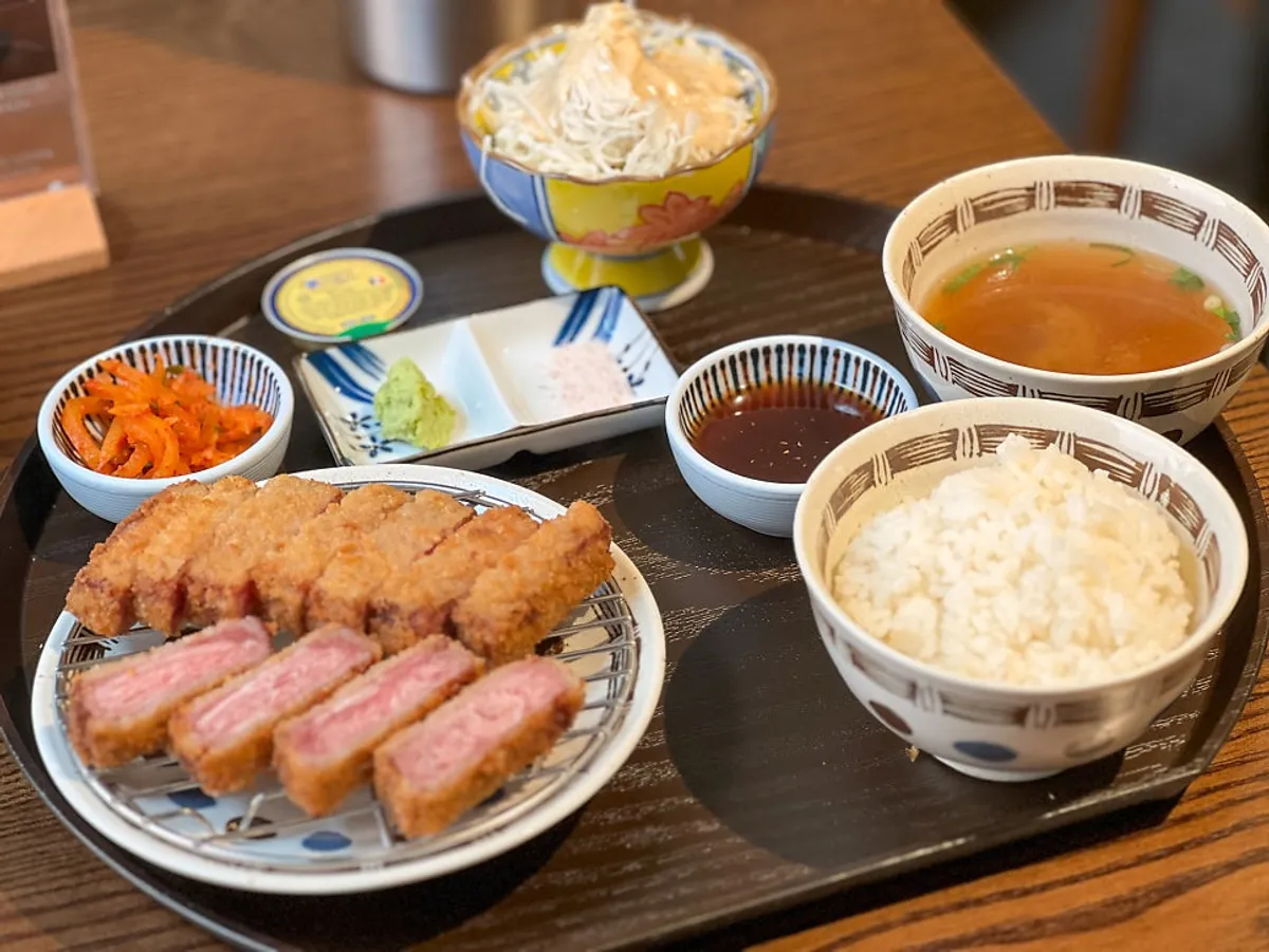 Instructions on the table for how to enjoy gyukatsu