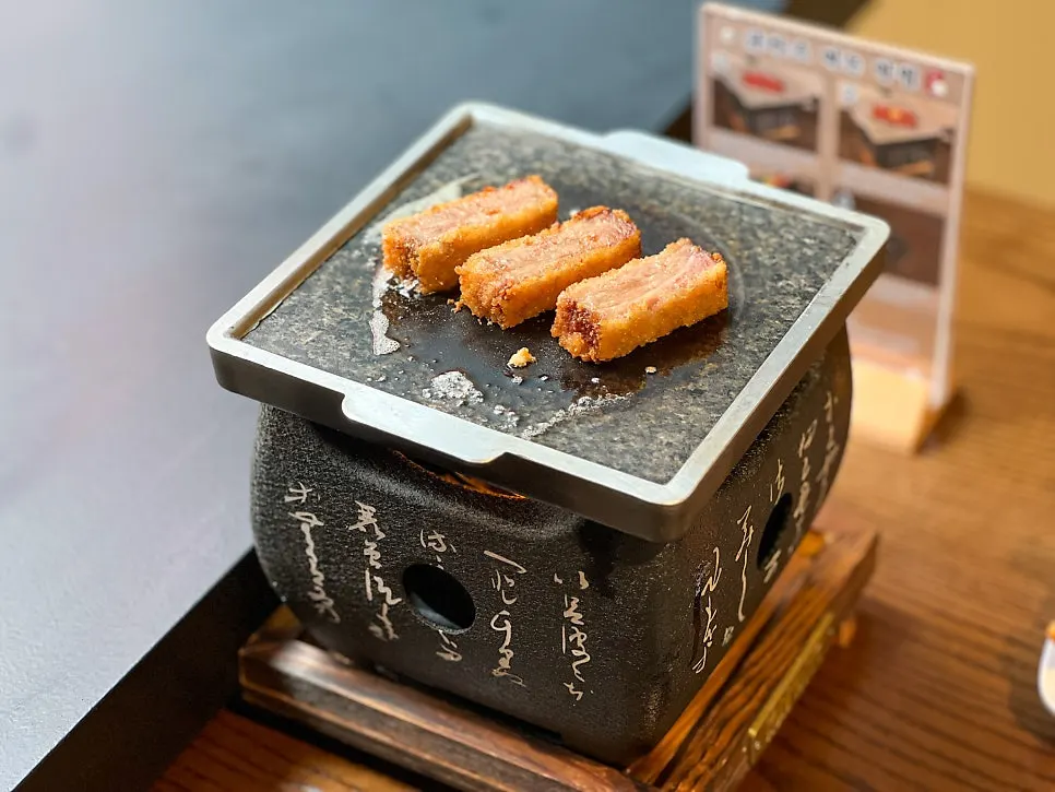 Sauce setup for gyukatsu including salt and wasabi