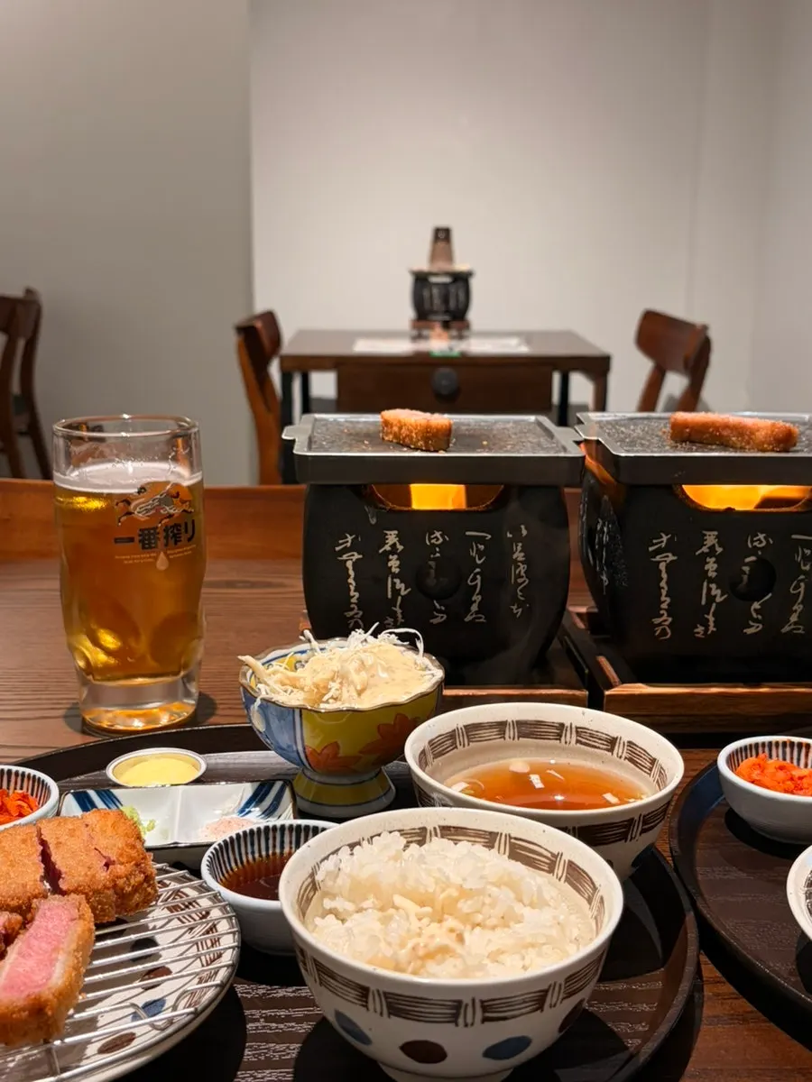 Full table spread of gyukatsu at Gyuen Dang Seolleung Branch