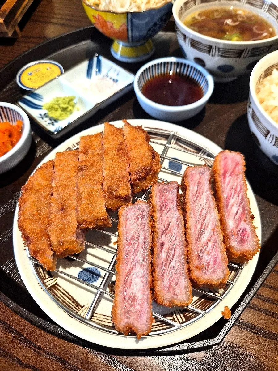 Cross-section view of the sirloin gyukatsu