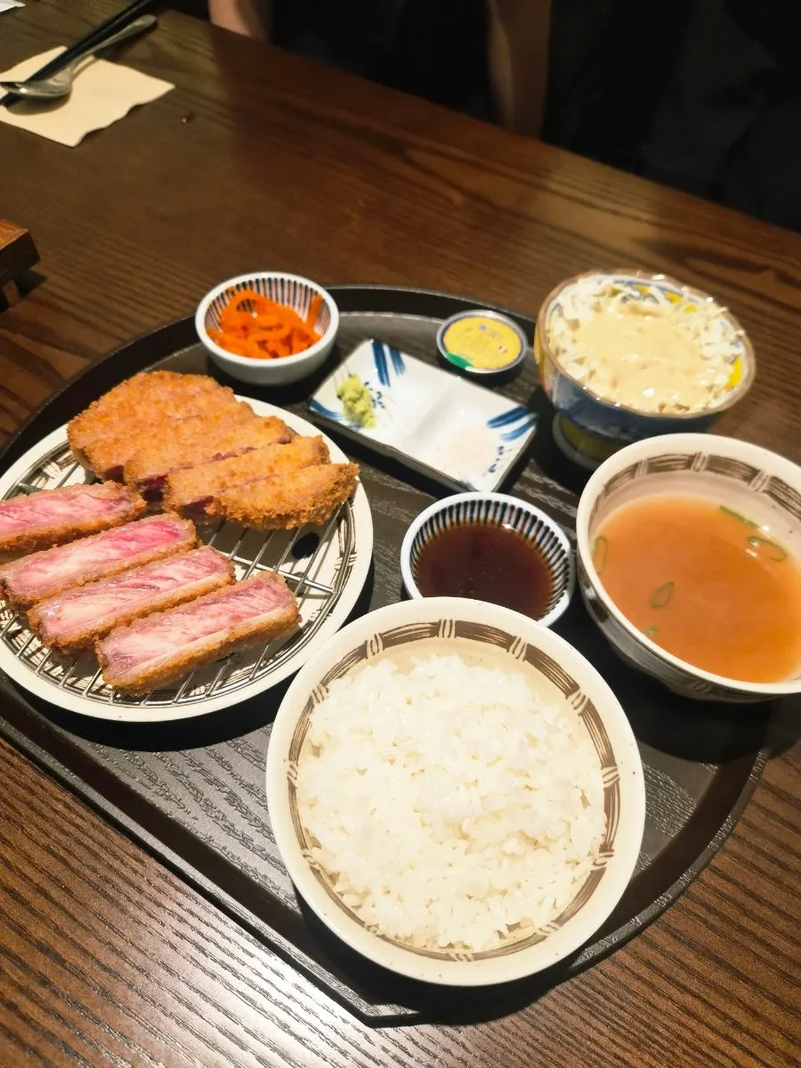 한 상 가득 차려진 규엔당 선릉점 메뉴