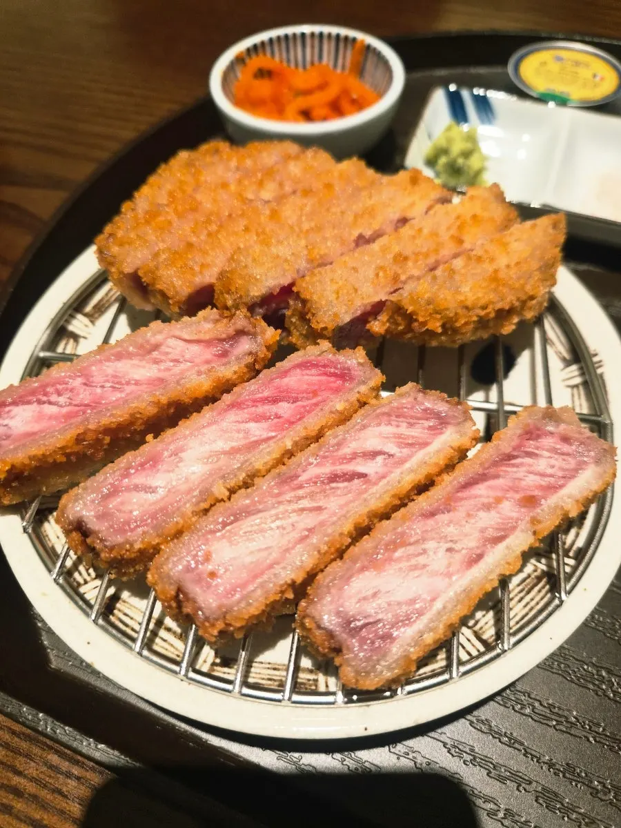 접시에 담긴 채끝 규카츠 단면