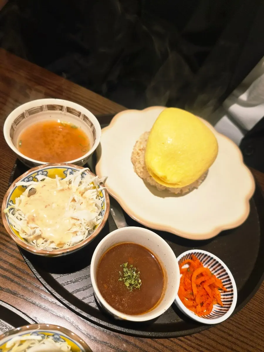 와사비와 소금, 소스, 버터가 담긴 규카츠 곁들임