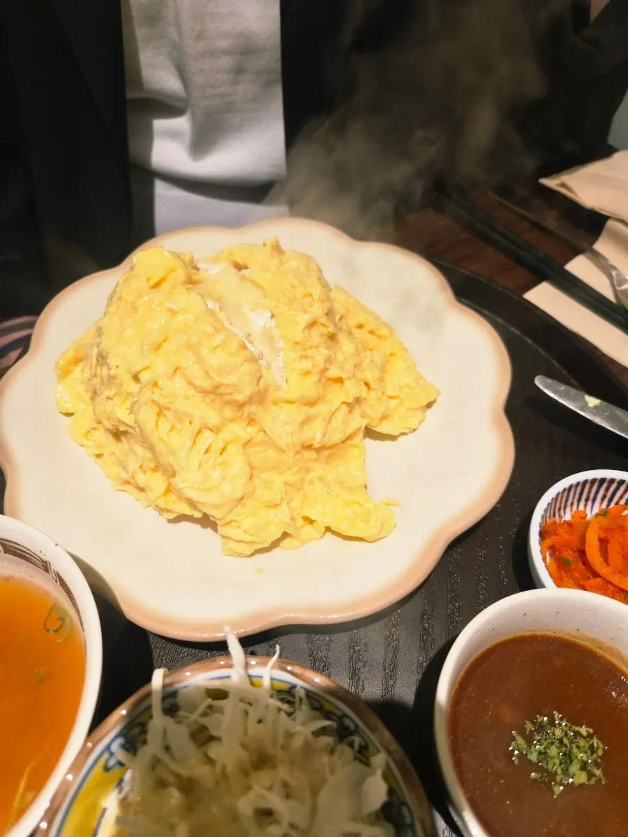 반으로 갈라진 브리치즈 오므라이스