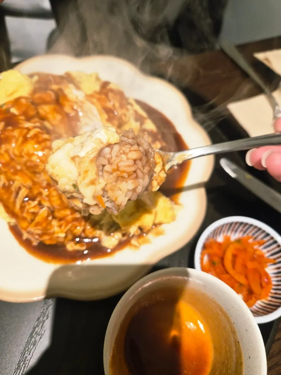 소스를 부은 브리치즈 오므라이스