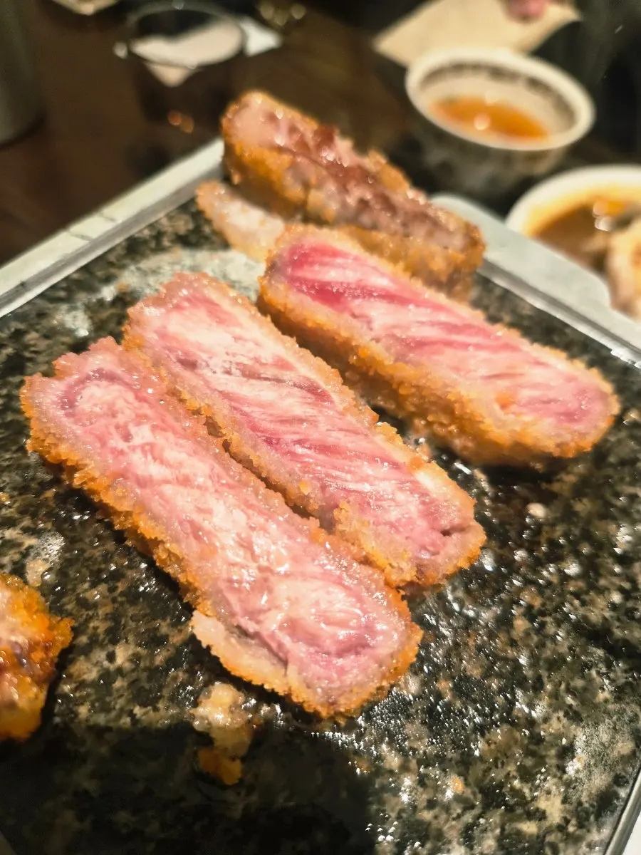 화로 위에서 버터와 함께 굽는 규카츠