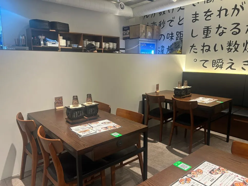 Bright, warm-toned interior of Gyuen Dang Seolleung Branch