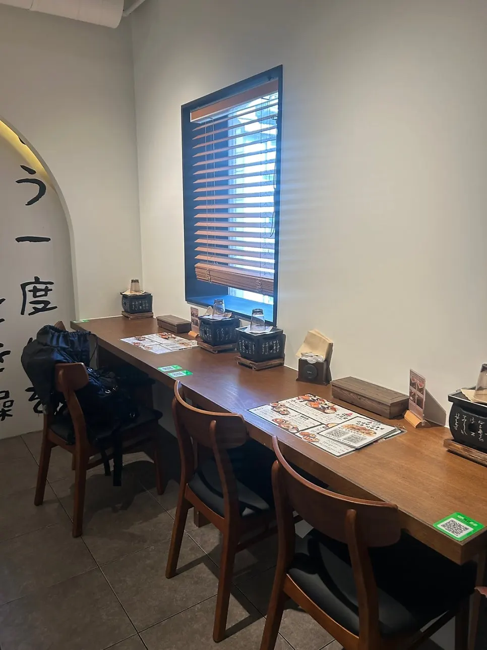 Mini brazier on the table for grilling gyukatsu