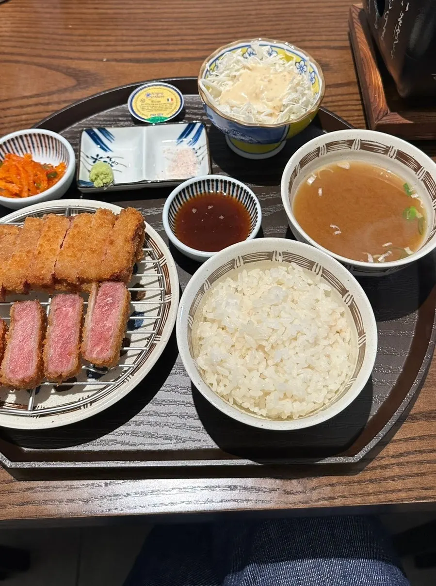 규카츠와 함께 나온 샐러드와 단무지 무침