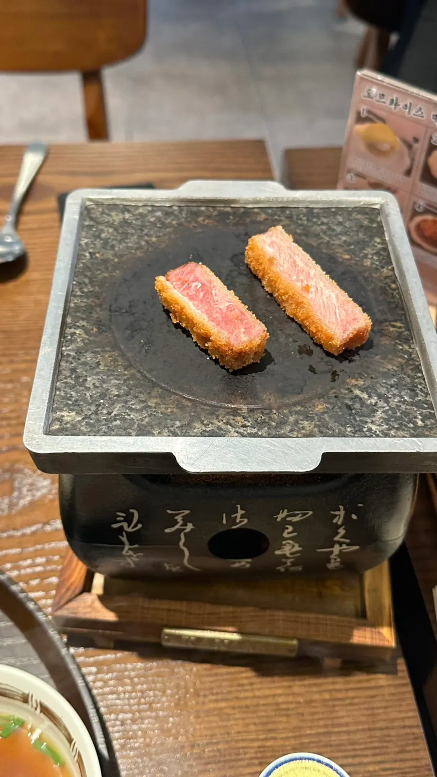 동료들과 함께한 단체 점심 테이블