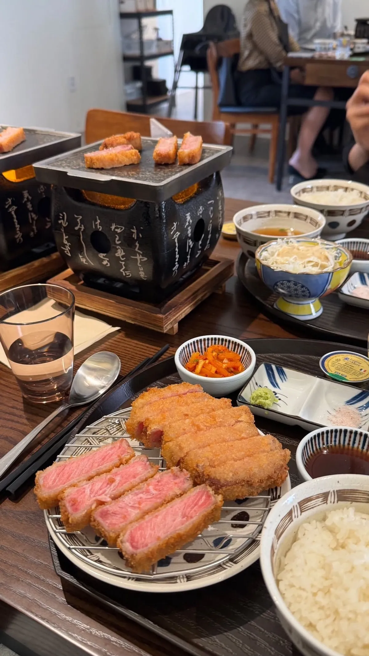 화로에 나란히 올린 안심과 채끝 규카츠
