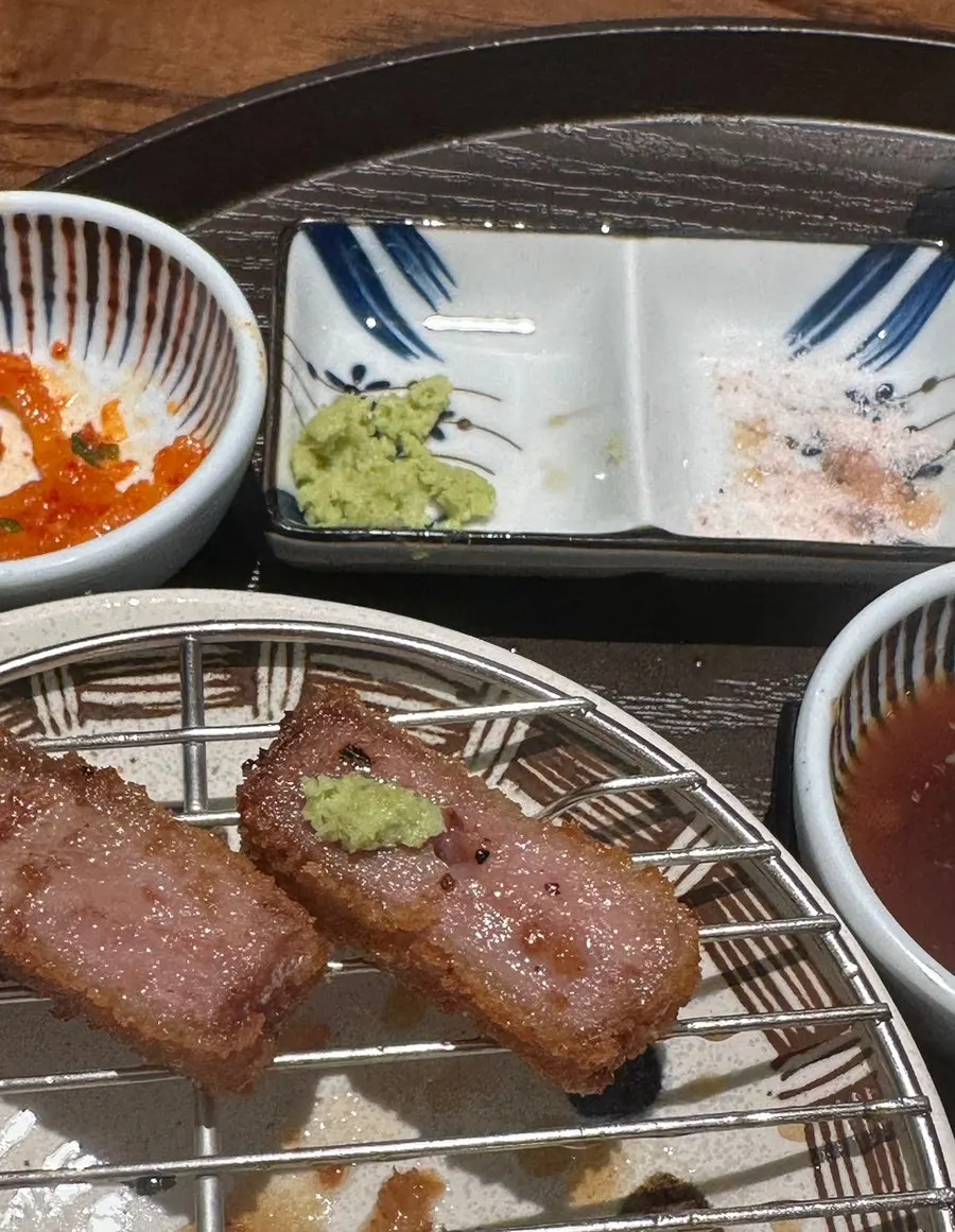 고슬고슬한 밥에 올린 규카츠 한 점