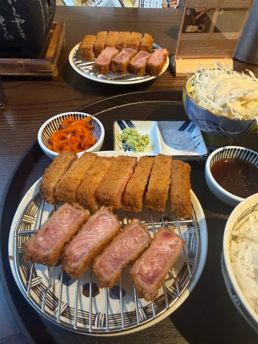 고기를 추가한 규카츠 접시