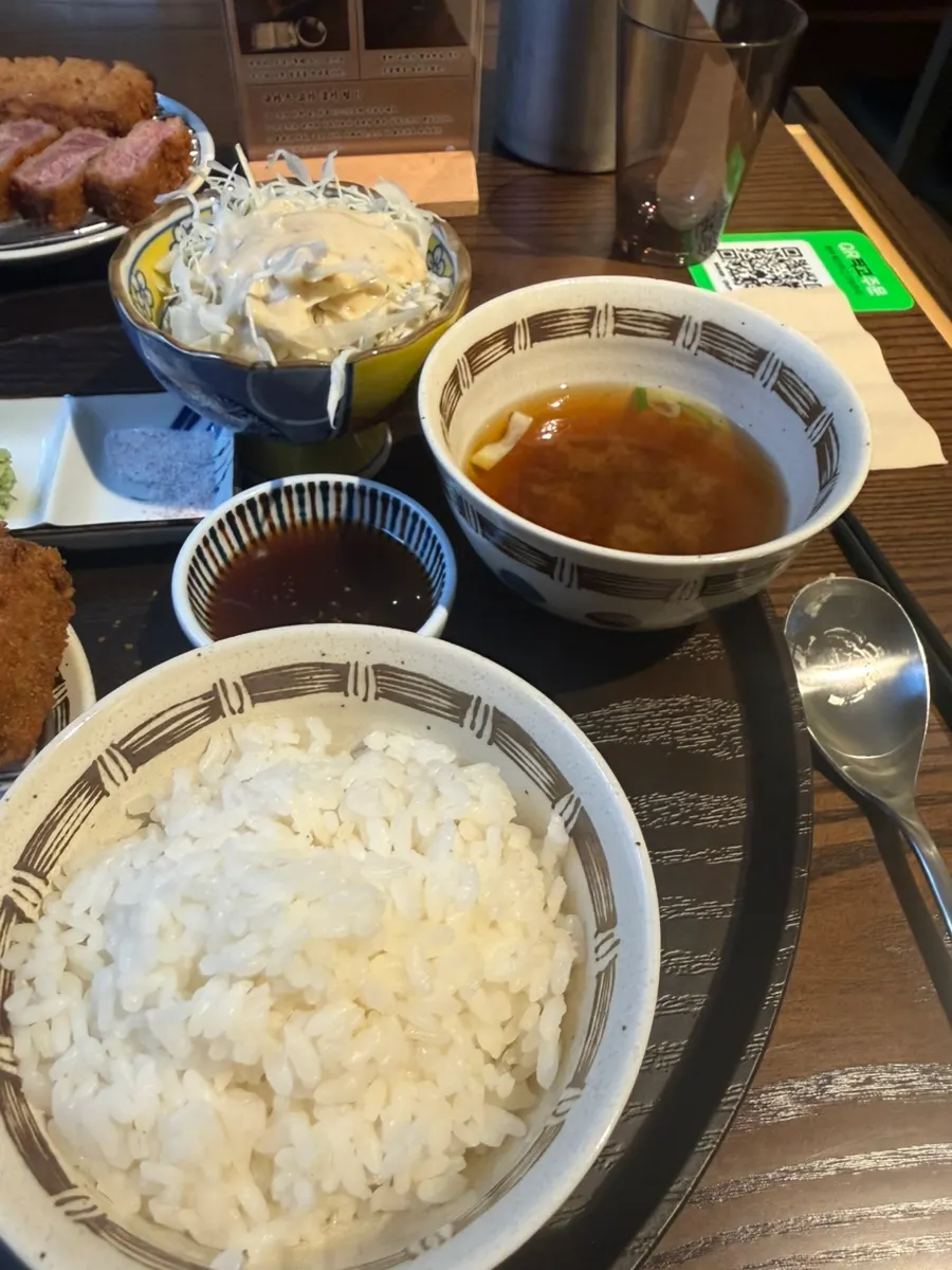 화로에서 구워지는 규카츠 고기
