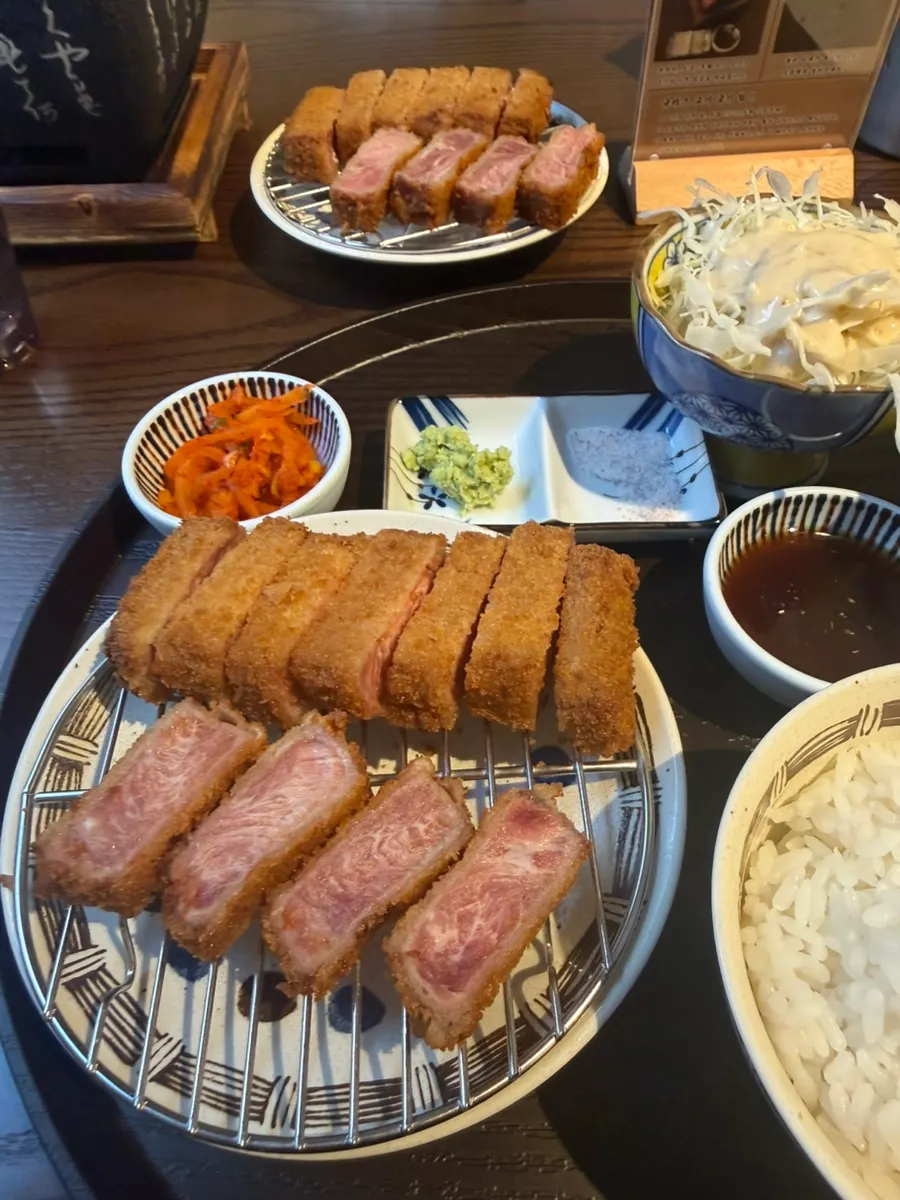 규카츠에 곁들이는 소금과 와사비