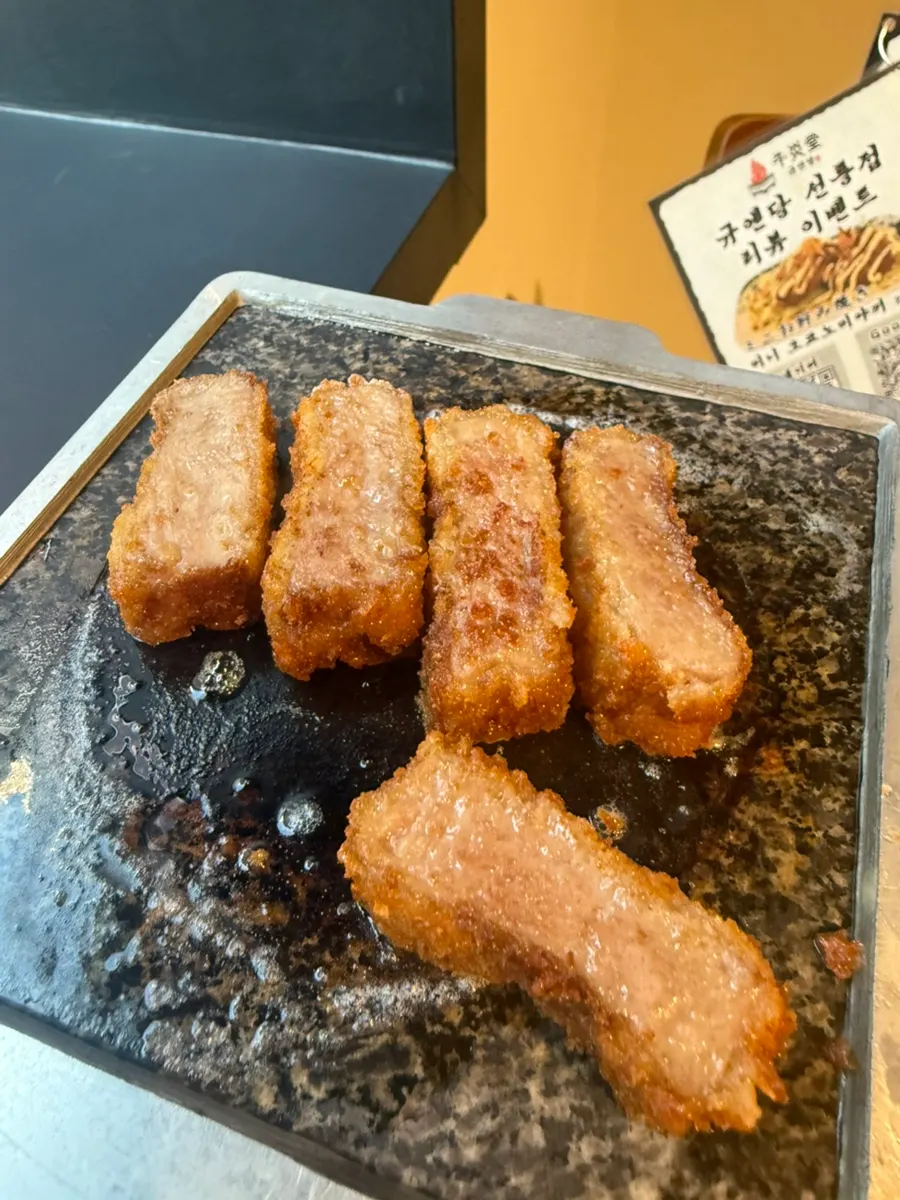 소스에 찍어 먹는 규카츠 한 점