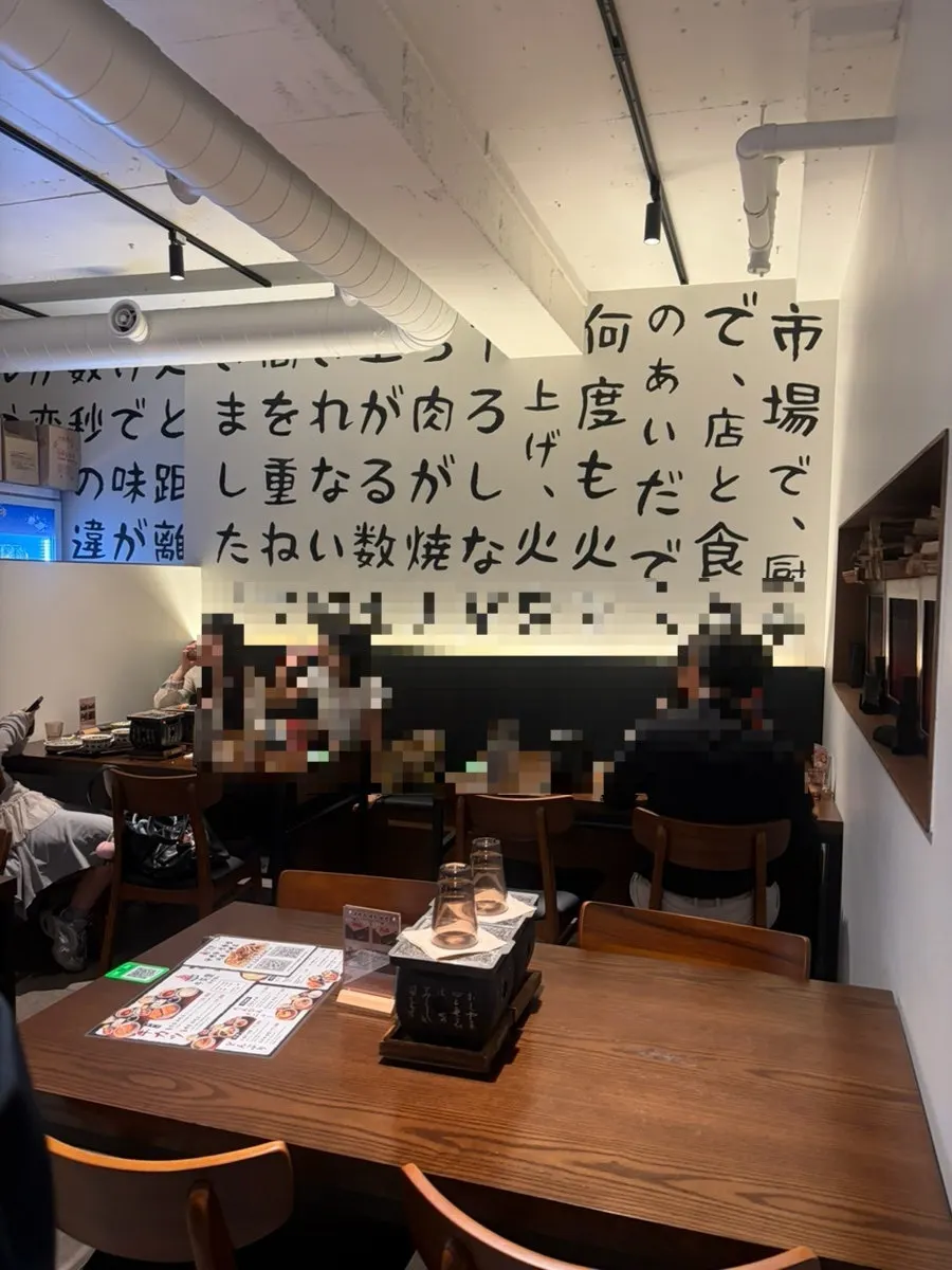 2인·4인 테이블이 배치된 규엔당 선릉점 홀