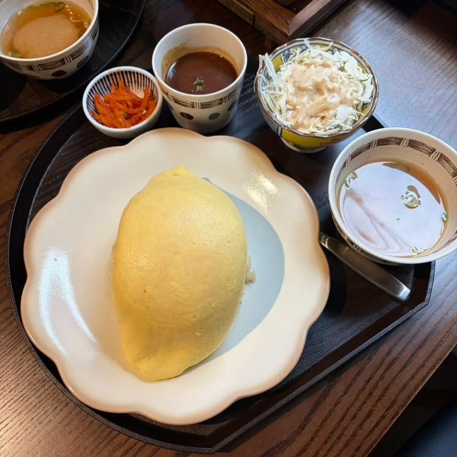브리치즈 오므라이스와 데미글라스 소스