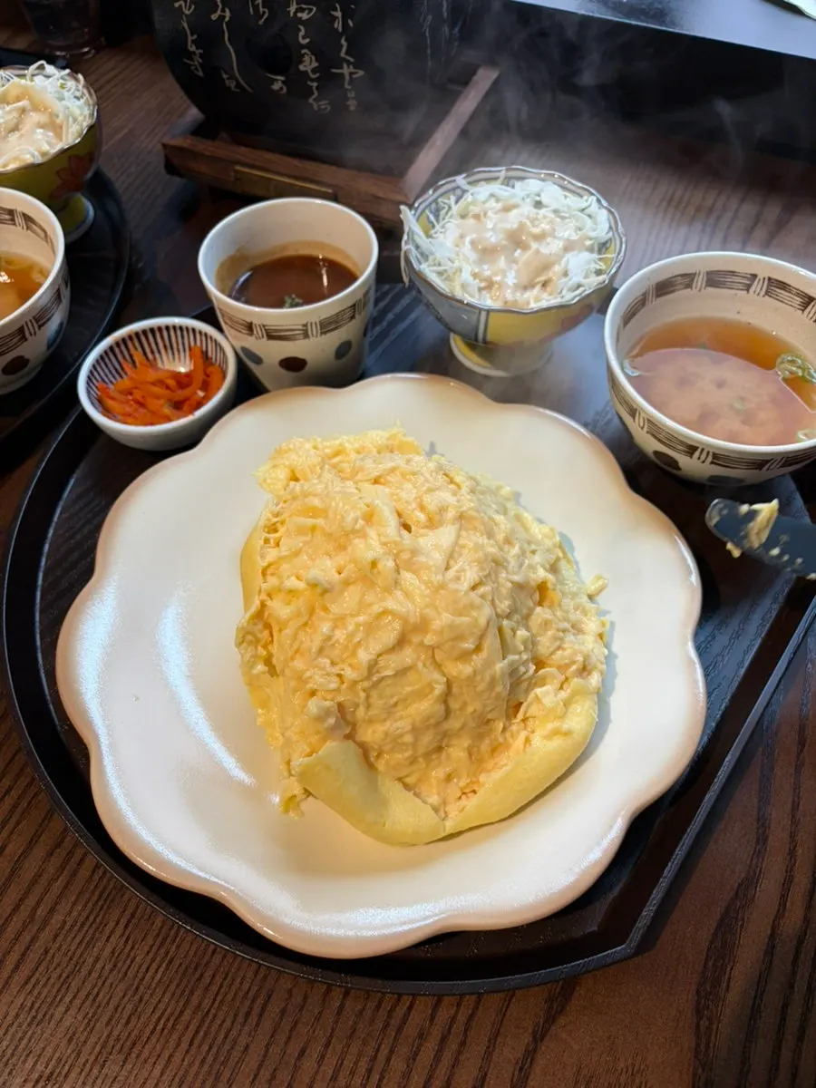 회오리 계란 위 브리치즈 슬라이스가 올라간 오므라이스